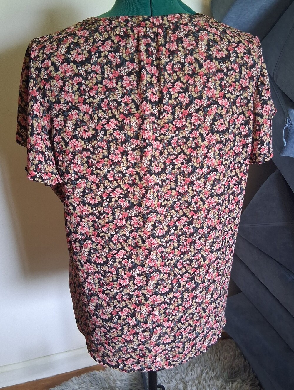 Maurices Black Pink Floral V-Neck Blouse Women’s XL Short Sleeve - Picture 3 of 6